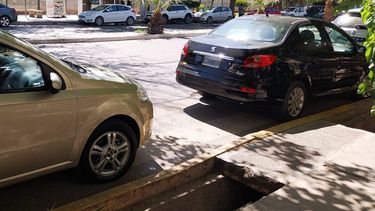 La falta de consideración prima en las personas que dejan sus autos estacionados en la senda peatonal frente al Instituto de Energía Eléctrica.