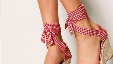 Cómo llevar unas sandalias de plataforma con estilo