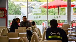 Histórica reapertura de la confitería de la Terminal