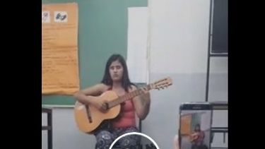 Es viral: una joven no vidente emociona con su talento en un aula escolar