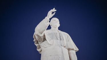 Una enorme estatua del Papa Francisco ya se luce en San Juan y tiene su bendición