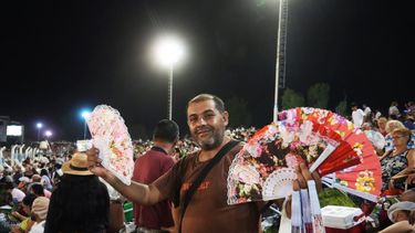 El regreso de los abanicos, el accesorio para combatir el calor que conquista generaciones en San Juan