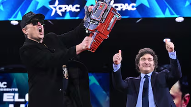 Elon Musk cambió su foto de perfil y puso una con la motosierra que le regaló Javier Milei