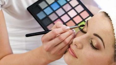 Capacitación abierta para maquilladores y peluqueros