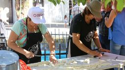 Los turistas a puro mate cocido, sopaipillas y selfie en la Casa de Sarmiento