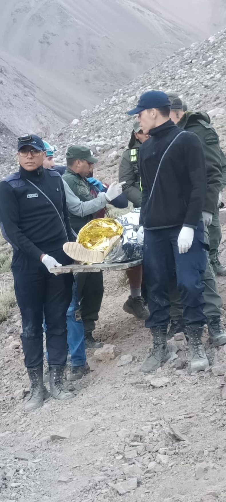 El respetuoso rescate del cuerpo del mendocino por personal de las fuerzas. 