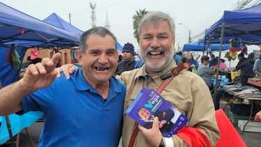 A la derecha, Luis Enrique Valdebenito, en campaña. A la derecha, Luis Enrique Valdebenito, en campaña.