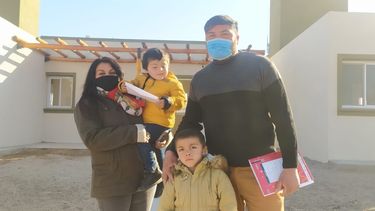 La alegría de una familia de Angaco con casa nueva: dormíamos todos en una sola pieza