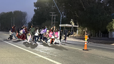 Instalaron luces LED frente a una escuela de 9 de Julio que queda sobre la Ruta Nº20, para brindar seguridad a sus alumnos.