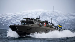 Embarcación de asalto rápido sueca clase CB90 en acción durante el ejercicio militar Nordic Response 24 de la OTAN, el 10 de marzo, en el Ártico.