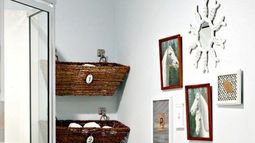 Cestas de mimbre para organizar el baño