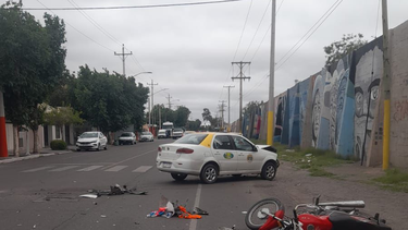 Accidente en Chimbas: un choque entre un remis y una moto terminó con dos personas hospitalizadas