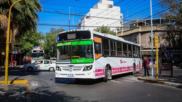 Con el transporte público con frecuencias reducidas, cómo funcionan los servicios en San Juan este viernes feriado.