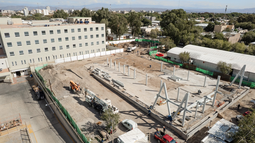La construcción del nuevo edificio del Hospital Rawson que ampliará el servicio de Consultorios Externos, toma forma con el montaje de las columnas metálicas que sostendrán la estructura. La construcción del nuevo edificio del Hospital Rawson que ampliará el servicio de Consultorios Externos, toma forma con el montaje de las columnas metálicas que sostendrán la estructura.