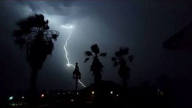 El lunes termina con lluvia y se espera que baje la temperatura