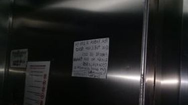 Un pedido especial en el ascensor de un edificio sanjuanino