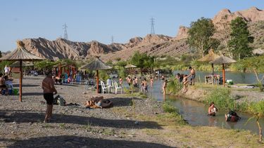 verano 2026, ¡no te tenemos miedo!: en el rio san juan, turistas y un personaje de la calle contaron como combaten el calor verano 2026, ¡no te tenemos miedo!: en el rio san juan, turistas y un personaje de la calle contaron como combaten el calor