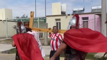 Video: un hombre ayudó a Jesús en un Vía Crucis en 25 de Mayo y sorprendió a todos
