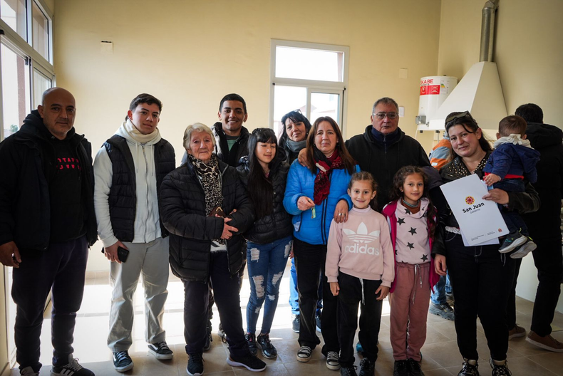 Con 51 años, Rosa es la primera de la familia en ser dueña de una casa de barrio. Por eso, todos la acompañaron a recibir las llaves.