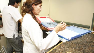 Se viene el control informático a los médicos del Rawson