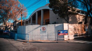 La parroquia de Santa Lucía se encuentra vallada por los trabajos de reparación del campanil.