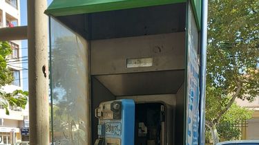 El último teléfono público del microcentro sanjuanino dice adiós