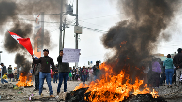 Crisis en Perú: toma de aeropuerto, acusaciones cruzadas y siete muertos por manifestaciones
