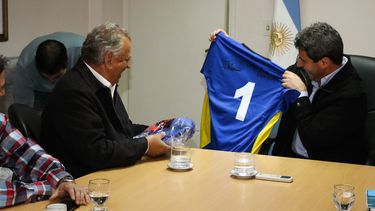 Entregaron indumentaria a equipo de fútbol de una biblioteca