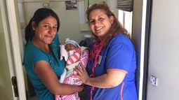 El viaje del milagro que salvó la vida de una mamá embarazada y su bebé