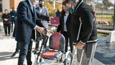 Entregaron triciclos adaptados y barbijos inclusivos a personas con discapacidad