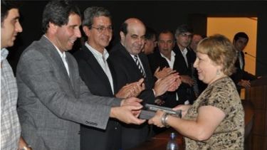 Junto a Gioja entregaron los premios a 56 empleados de la administración pública