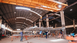 Cómo se arman las estructuras gigantes que serán instaladas en la Avenida de Circunvalación para dotarla de energía solar.