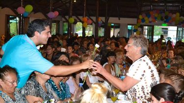 Orrego compartió un te y show con las mujeres santaluceñas