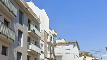 Gemelas argentinas de 12 años se arrojaron desde un tercer piso en Barcelona: una murió y la otra está muy grave