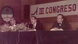 Segundo Medici, junto a Raúl Alfonsín y Leopoldo Bravo, durante un acto en la UNSJ