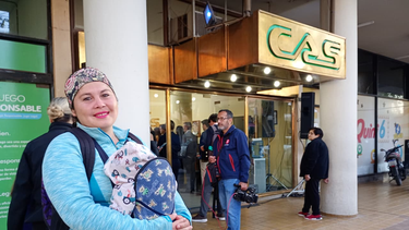 Es madre de tres, lleva 9 años inscripta en el IPV y un accidente doméstico la llevó a presenciar el sorteo de viviendas en vivo