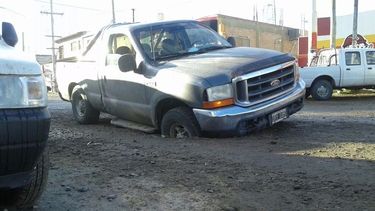 En una esquina de límites confusos, una camioneta se “clavó” en un pozo