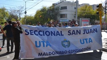 En medio del paro, choferes marchan y cortan las calles del centro