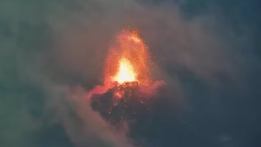 El volcán de Fuego empezó a erupcionar en Guatemala.