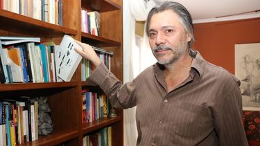 Doble vida: escribe la letra dura de la ley y los cuentos más originales