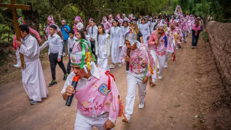 Los danzantes de la Virgen de Andacollo, en Calingasta, son los protagonistas de la gran fiesta a la Virgen que se realiza cada diciembre. 