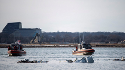 La Guardia Costera cerca de escombros tras el accidente en Washington.