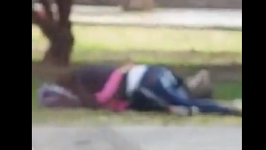 Filman a una parejita muy apasionada frente a una escuela de Capital&nbsp;