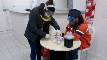 Un minero de Gualcamayo dio positivo el test rápido, aislaron a 14 compañeros y esperan el PCR