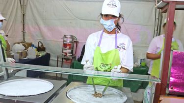 Mirá cómo se prepara el helado del momento