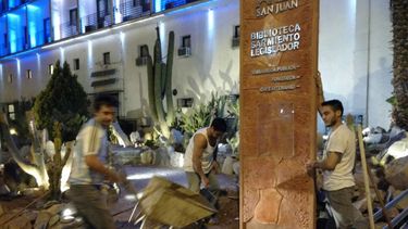 Los diputados sacan su biblioteca a la calle