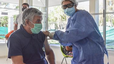 Vacunación para mayores de 70: 15.000 interesados en dos minutos colapsaron la página