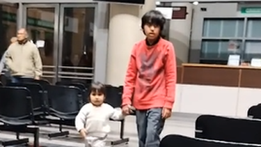 Video: el tierno gesto de una niña cuidando a su hermano con autismo en el Hospital Rawson