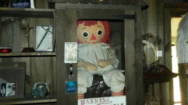 Quién es el famoso tiktoker que ahora custodia a la muñeca Annabelle y una temida colección de objetos malditos