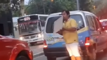 Video: escrachan a un hombre que se hace el rengo para pedir plata en las esquinas de San Juan